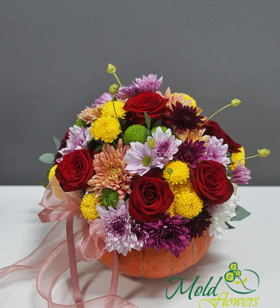 Arrangement with Red Roses and Chrysanthemum in a Pumpkin photo 394x433